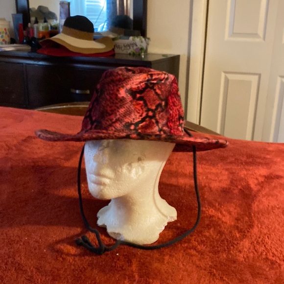 Black and red hat designer - Picture 1 of 12